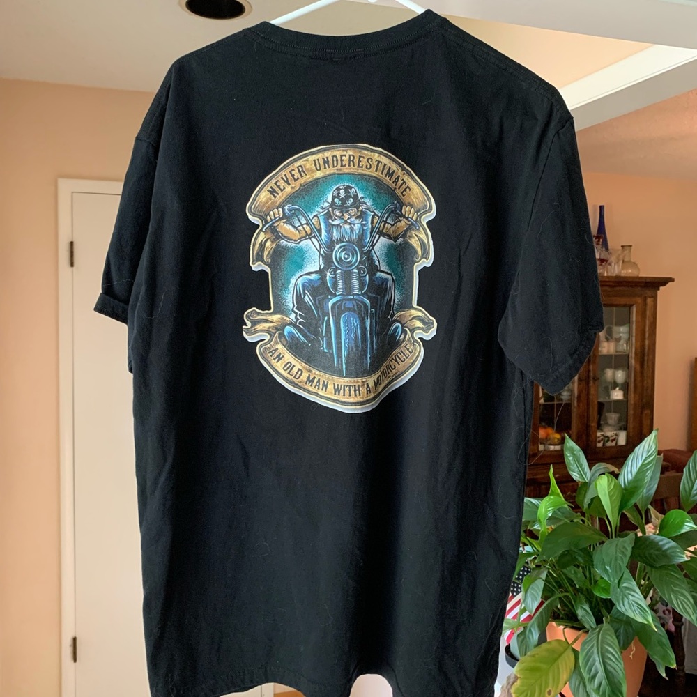 Gildan T-shirt, “Don’t mess with old bikers.” XL